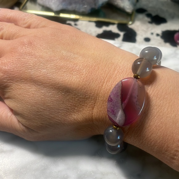 Grey agate with black agate center stone bracelet in size 7” - Picture 3 of 5